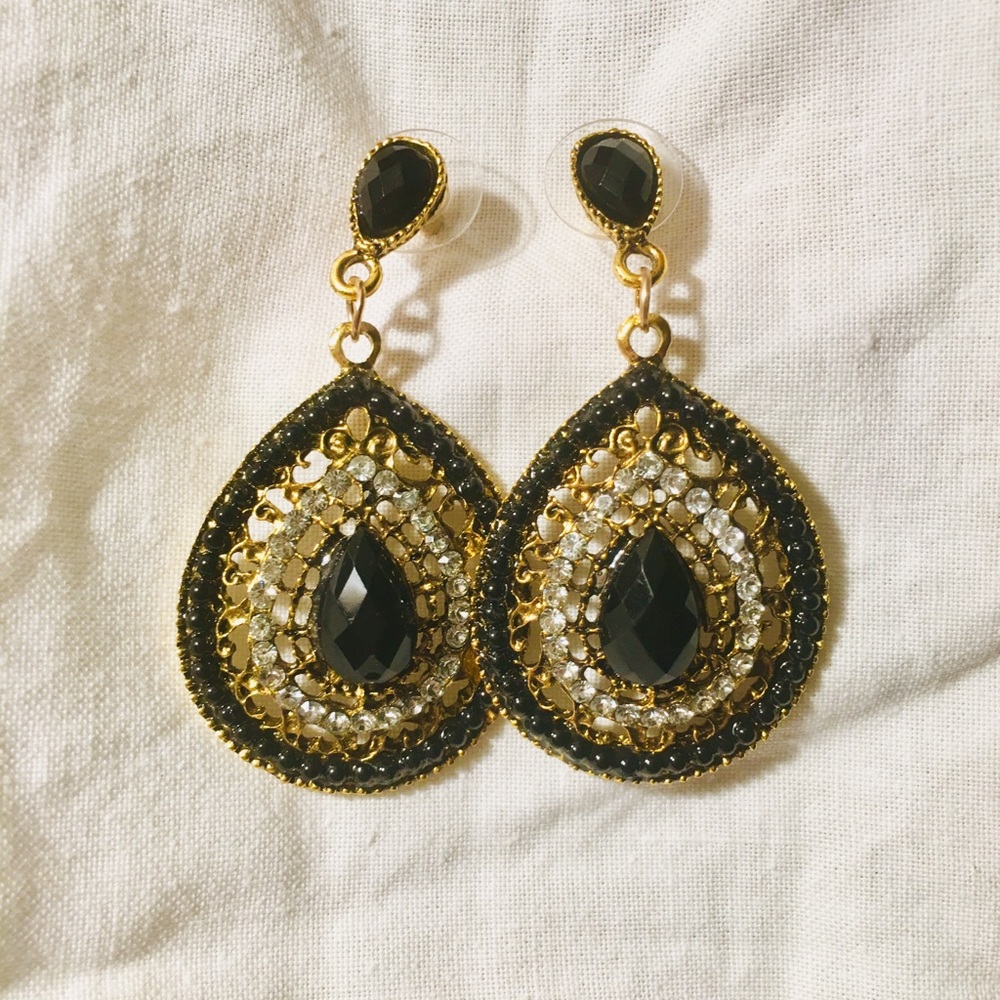 ✨Bold Black Dangling Party Earrings✨